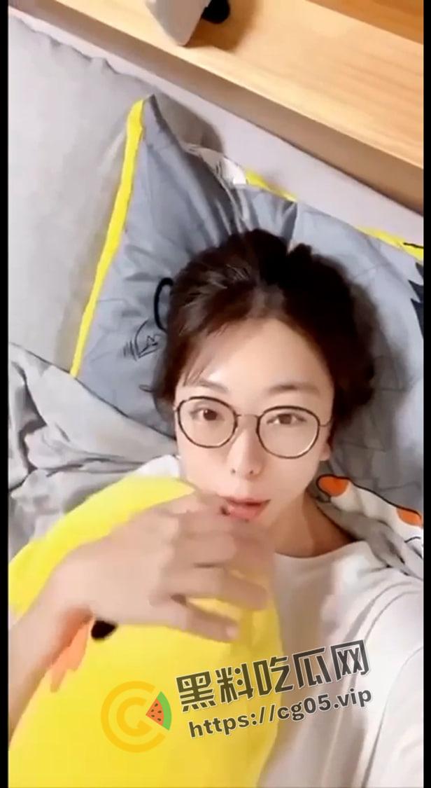 深圳颜射女神【吴梦菲】清纯眼镜反差婊 约会网友玩露出 最喜欢用无辜的大眼睛渴望被射脸上