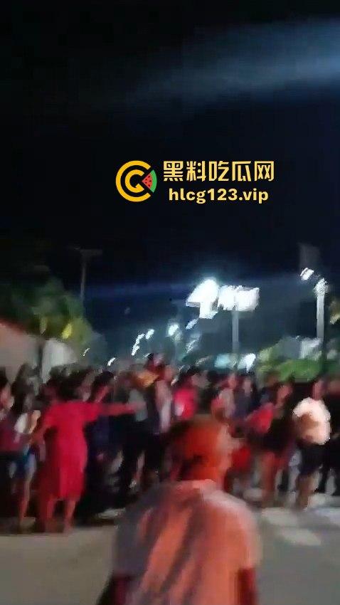 巴西强奸犯当场被烧成灰！群众直接打半死后淋汽油点火，原地火化省事儿，咖喱哥们该效仿了！
