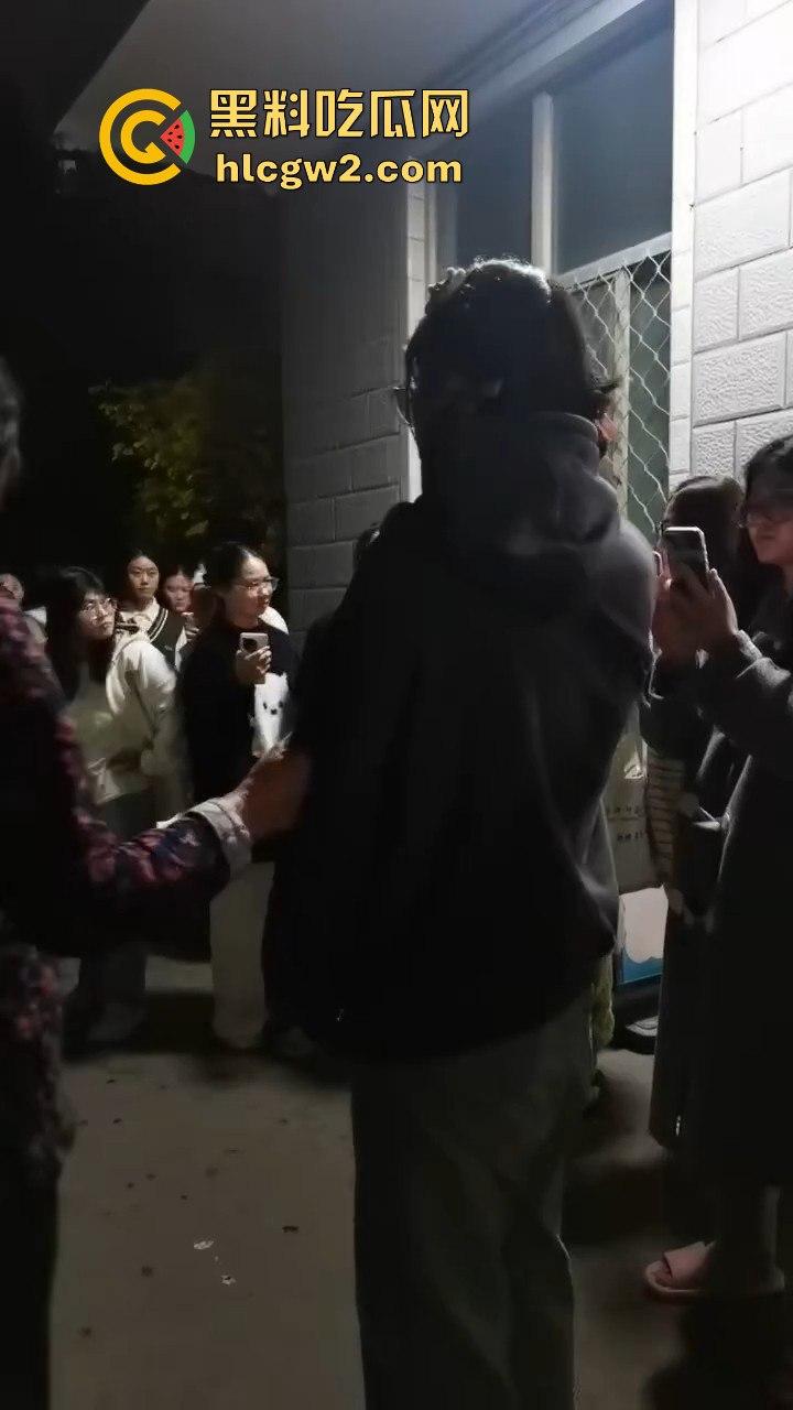 男扮女装闯进学校浴室！一群妹子围观等保安来抓，崩溃妹子以为他是特殊癖好，结果直接拍了她一张！