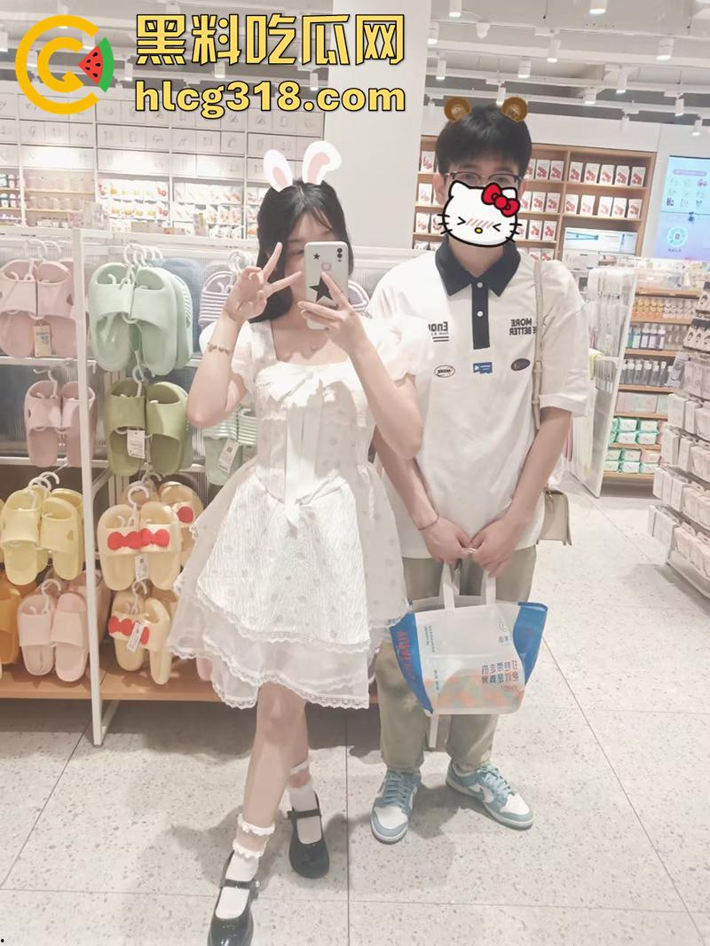 偷拍室友和女友洗澡，俩人激情共浴舔穴摸奶，最后直接后入啪啪，这翘臀看着真来电啊！