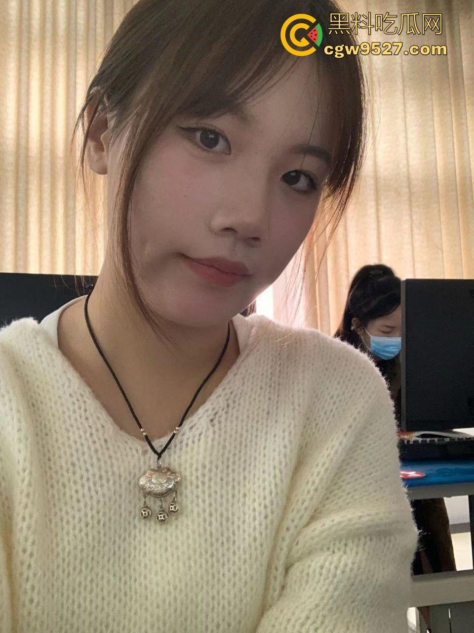 热心男子勇救落水女子，还知道从背后救，挺专业的，摇摇晃晃推到岸边，下次这种落水女子麻烦让我来救！