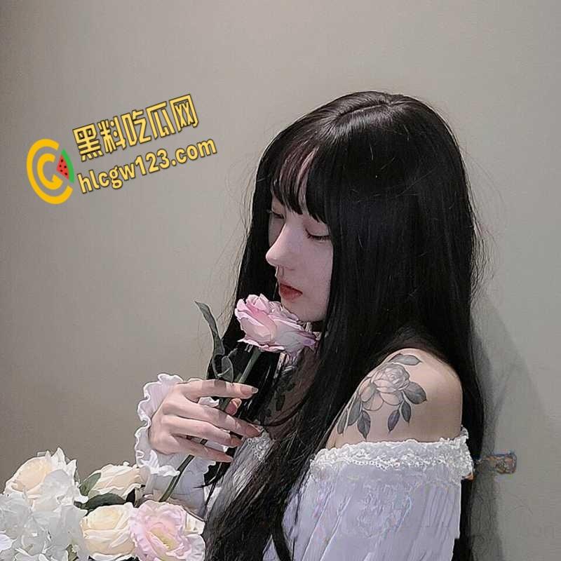 推特大奶女神【小淘气】，高颜值露脸口爆性爱自拍，对着嫩穴就是疯狂输出！