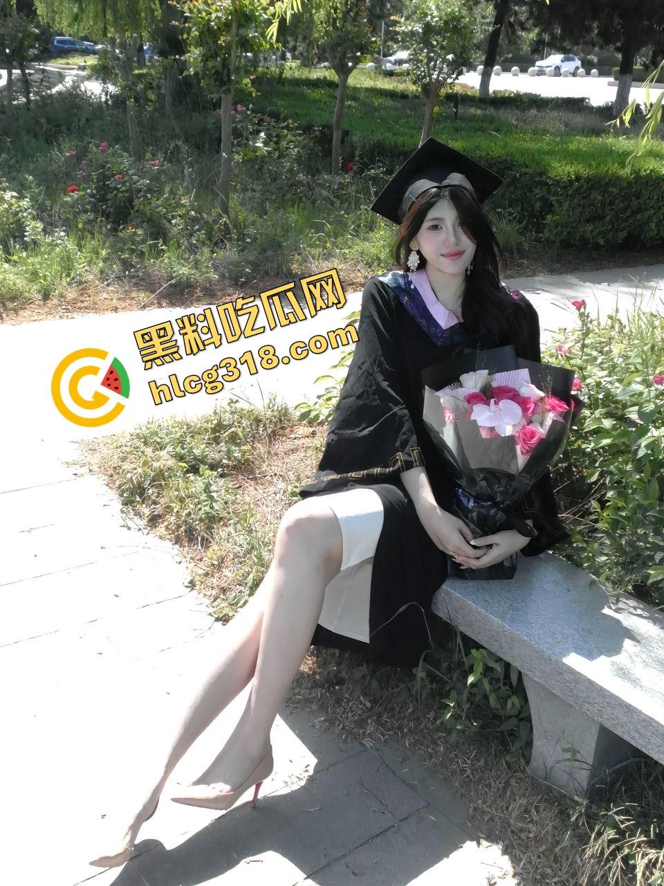 毕业照拍完直接口，大学妹子吃鸡时间曝光，骚腿外露舔得丝滑吃的不是肯德基，是男友带来的原味鸡巴！