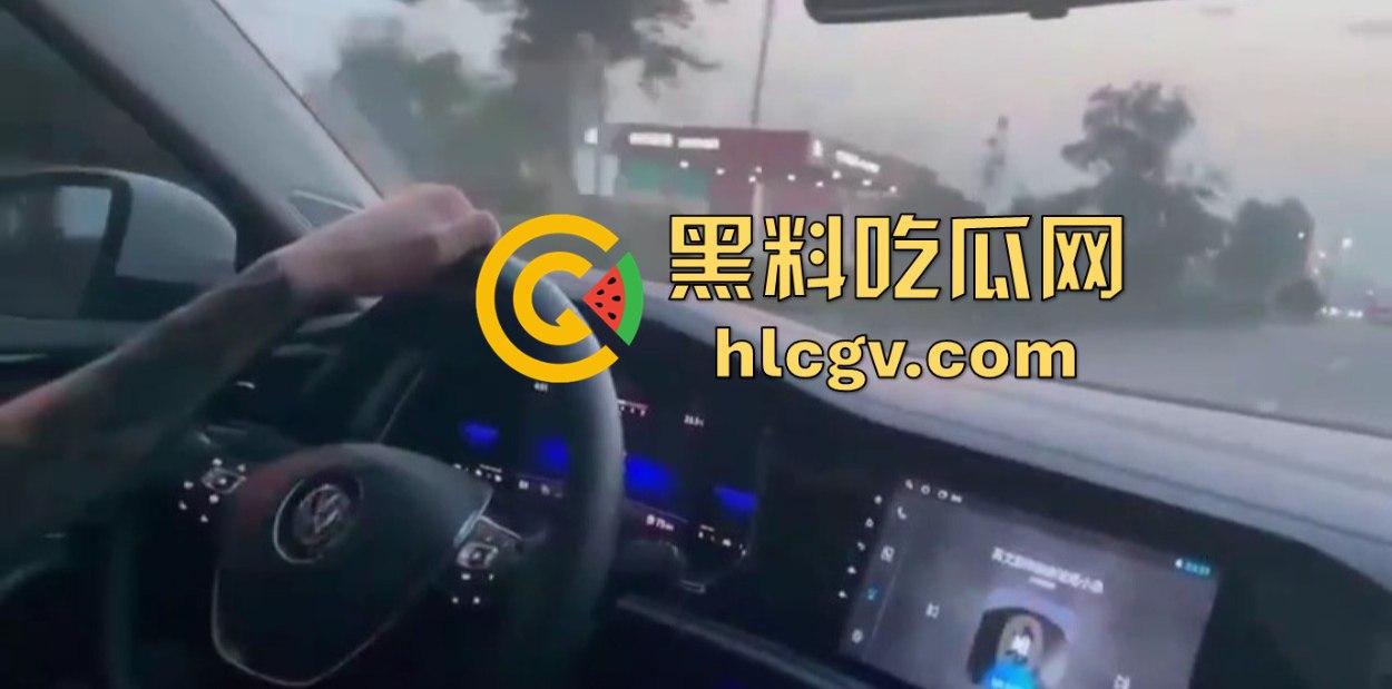 带妹飙到212码，大众车毁人亡！精神小伙翻车直播秒变吃席现场，欢迎瓜友围观！