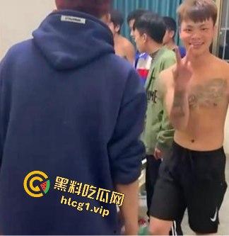 四川凉山纹身精神小伙持酒瓶钢管狠揍同学，血腥场面吓坏网友！