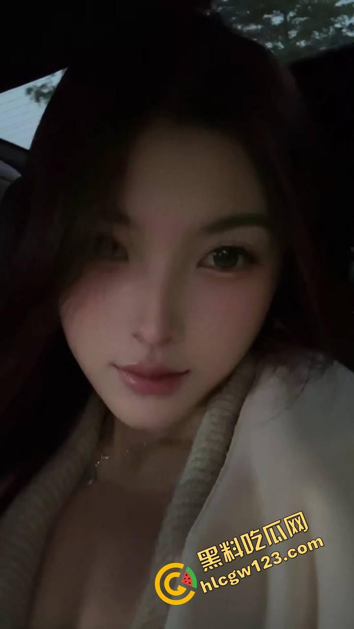 弹吉他的手，也能把骚逼弹出高音，温柔拨弦的手指进了洞里，你这是在弹我心弦，还是弹我花瓣？