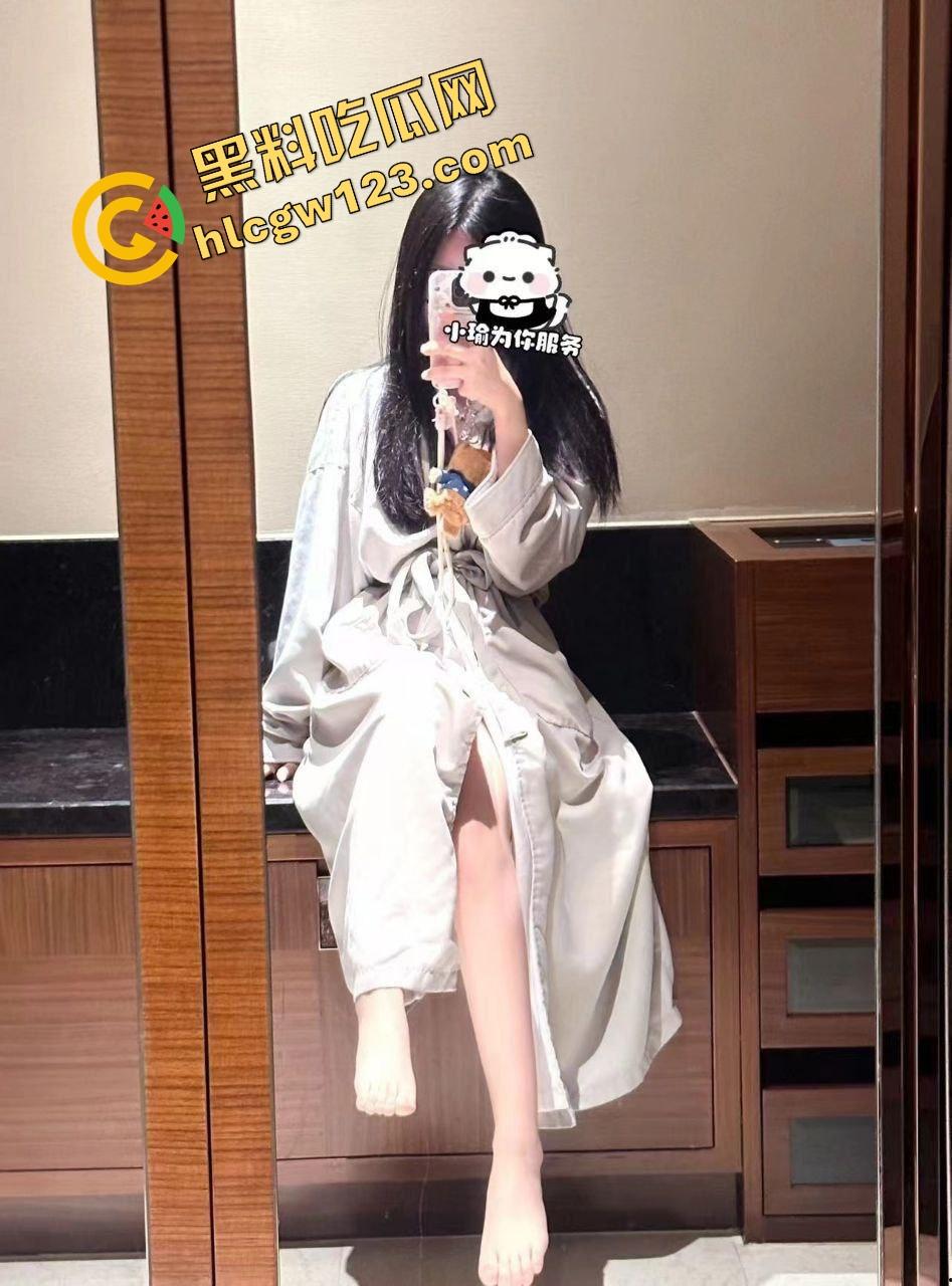 黑料吃瓜粉丝必看，京爷约炮太地道了，匡威妹子桌上一顿啪啪啪，就是不给看逼有点不厚道了！