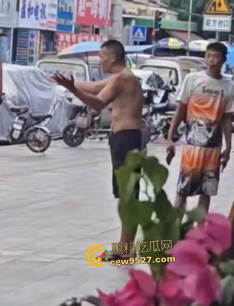 广州番禺小伙调戏大叔老婆惹祸！被怒按地上狂揍，脚踩羞辱遭外卖小哥嘲笑！