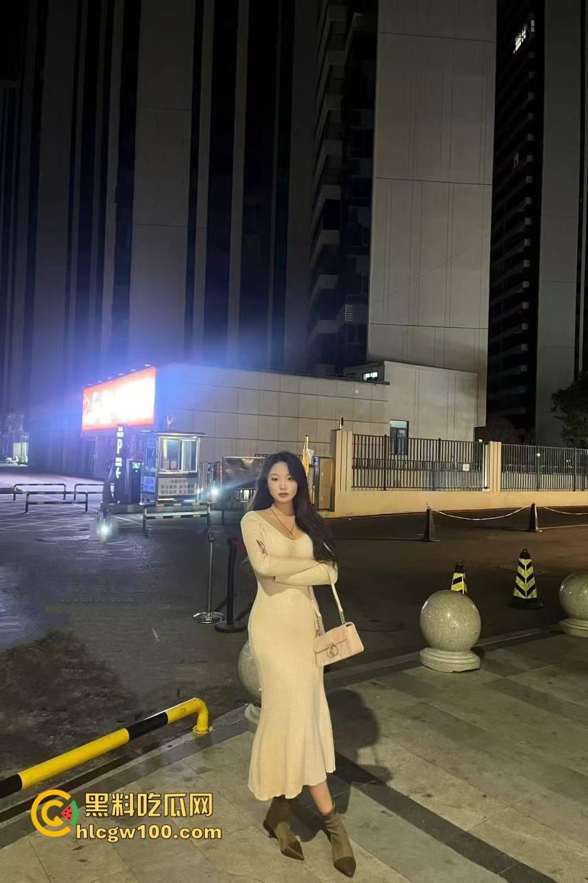 南京茶百道店长【李梅】夜晚跟老板玩激情车震，车上疯狂套弄，骚得像吸棒棒糖一样把老板爽翻！