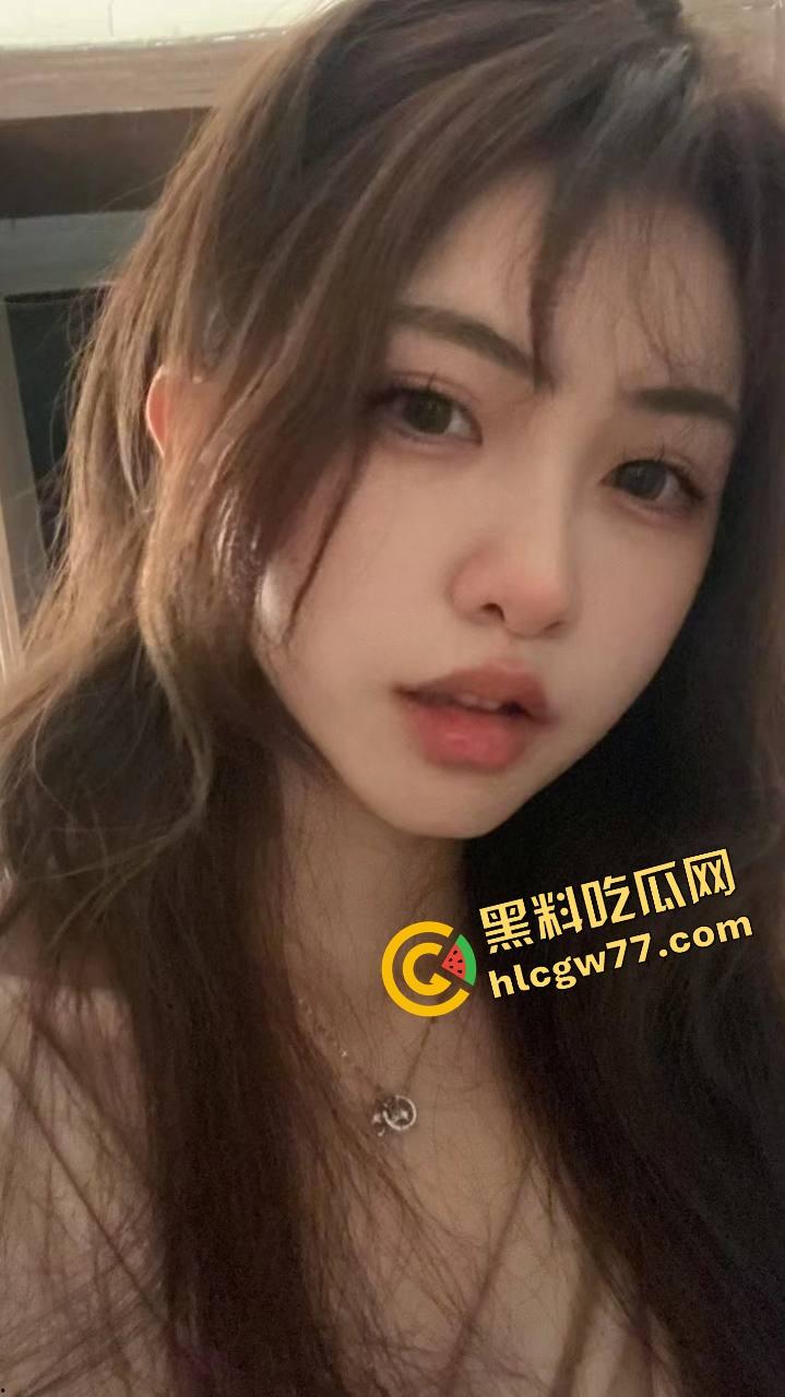 厦门街头任务式调教，鸡巴随时随地上线，穿裙子就是方便完成主人的命令！