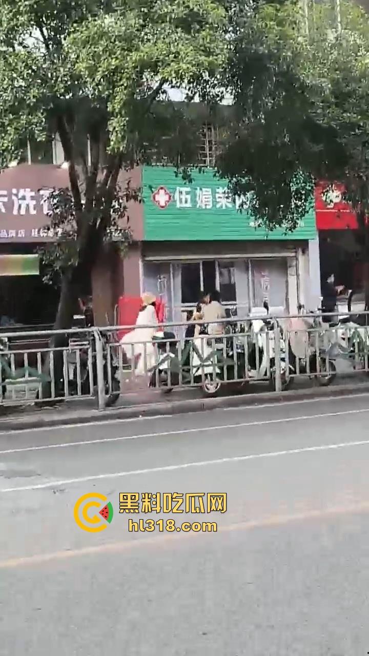 广西桂林七星区彪悍少妇当街捉奸殴打渣男，一路追逐一路殴打，拳脚相加，最后还把渣男打哭了！