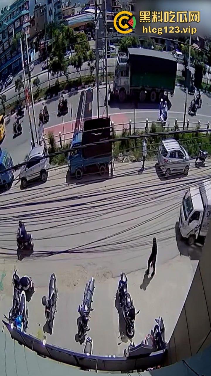 血腥慎点！太惨烈！尼泊尔一男子遭货车碾压拖行 “肠子都出来了！”