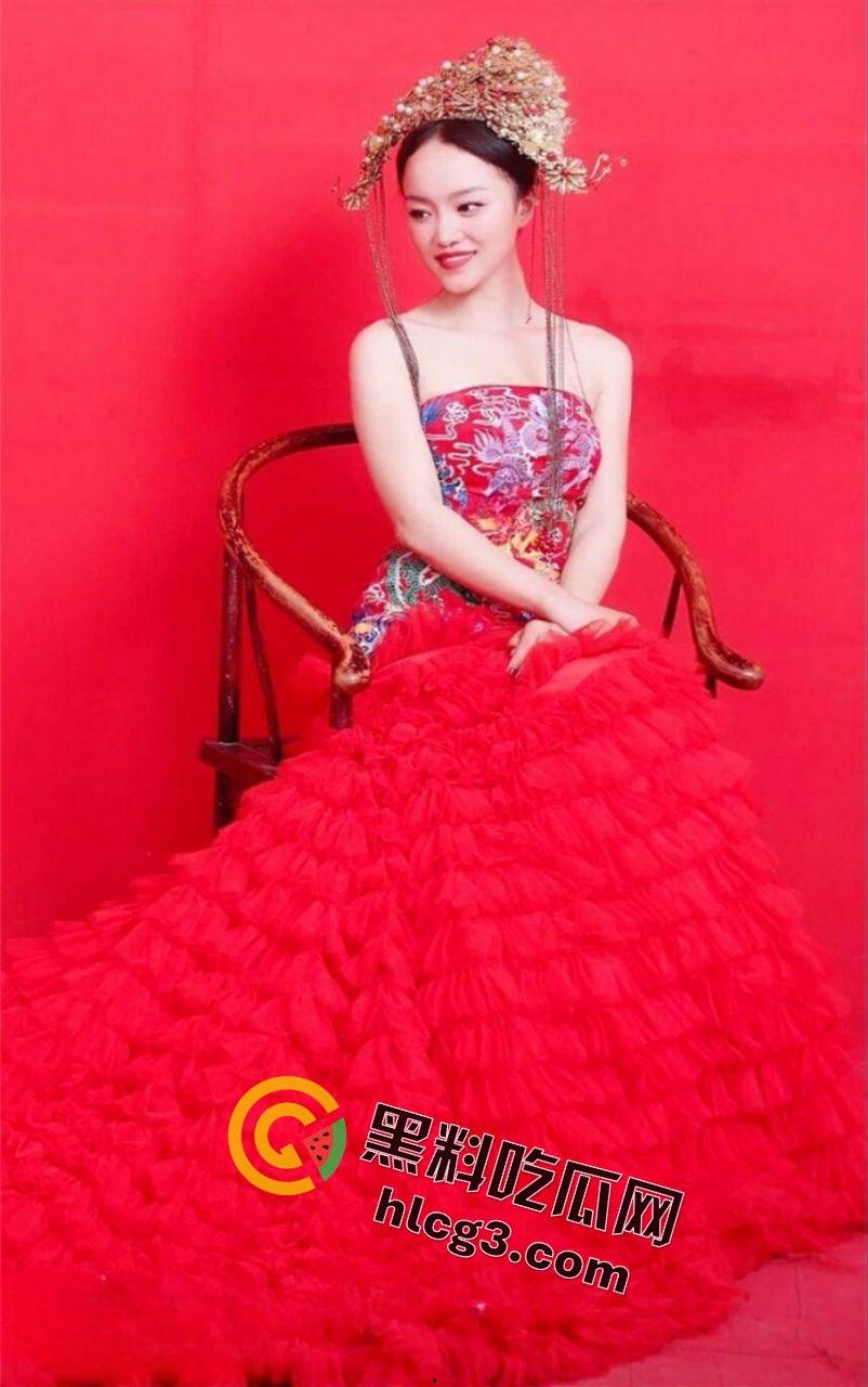 少妇骚妻反差大揭秘，新娘子从优雅人妻到淫荡母狗的惊人转变！