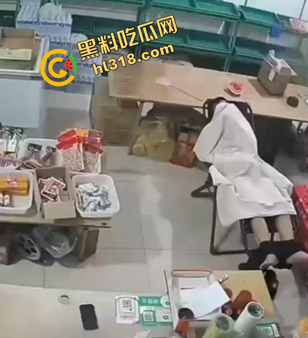 大白天门店打飞机被顾客撞见，店主骚到开着门撸管，顾客进门直接吓懵，这饥渴劲头是真服了！