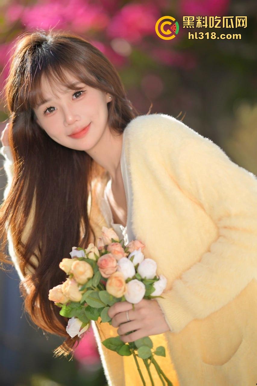 激情小情侣空中泳池激情啪啪被偷拍，泳池极限后入，口交深喉，公共场合大胆做爱，激情满满！