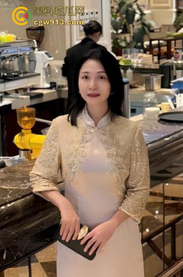 海角乱伦，骚妈穿开档情趣内裤窗边被暴操，大胆露出任由邻居欣赏骚姿媚态，刺激内射！