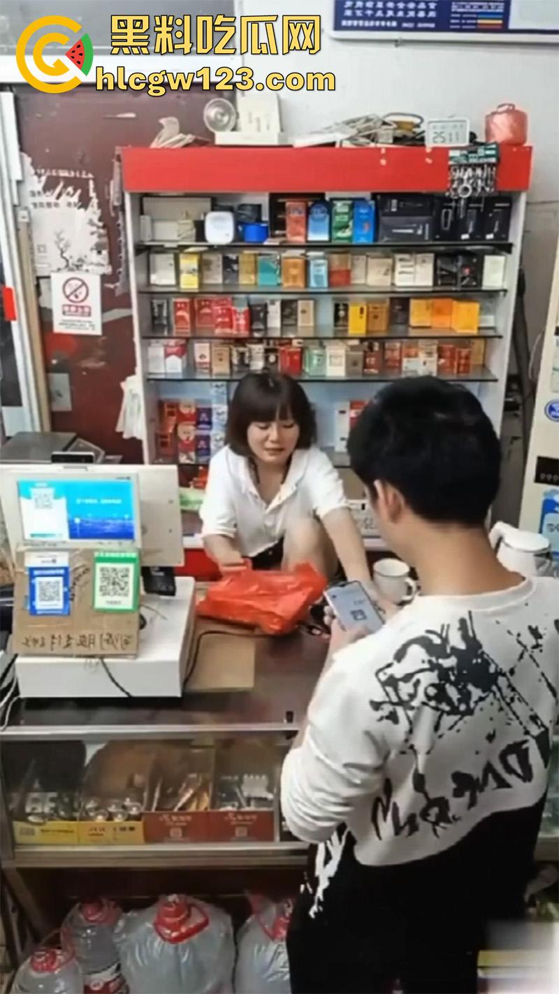 超市寂寞骚逼老板娘，一边和绿帽老公视频，一边无内露穴勾引客人，这就是露出的刺激么！