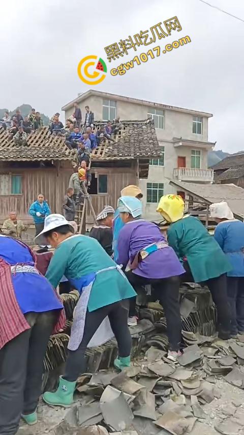 贵州黔东南搬家视频火爆全网，众人合力将房屋搬走，离谱骚操作看呆网友，直呼这才是真正的“搬家”！