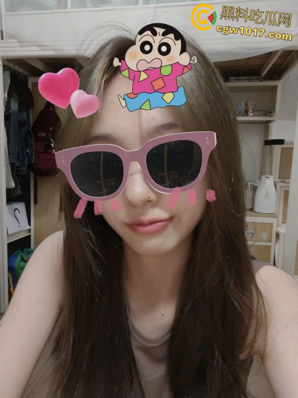 真实情侣露脸自拍，极品小女友情趣装与男友对镜后入，上位骑乘疯狂摆臀，被扛腿爆操表情超淫！