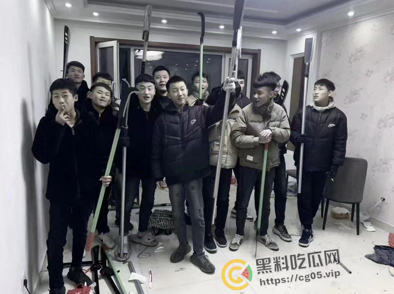 山东精神小伙深夜械斗 烟花当炸弹 大砍刀轮番上阵 最后惊动特警抓捕