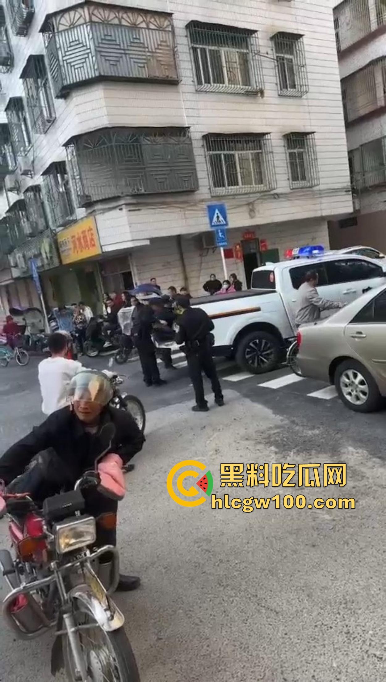 揭阳揭西持刀男子街头闹事，被警察堵墙角带走，快过年了非要进去蹭皇粮！