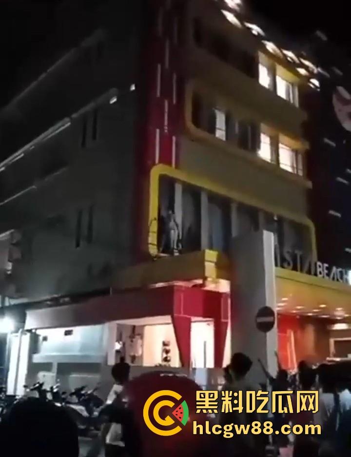 当代蜘蛛侠？印尼抓奸翻窗逃亡，情夫吊电线横穿马路，刺激场面堪比大片！