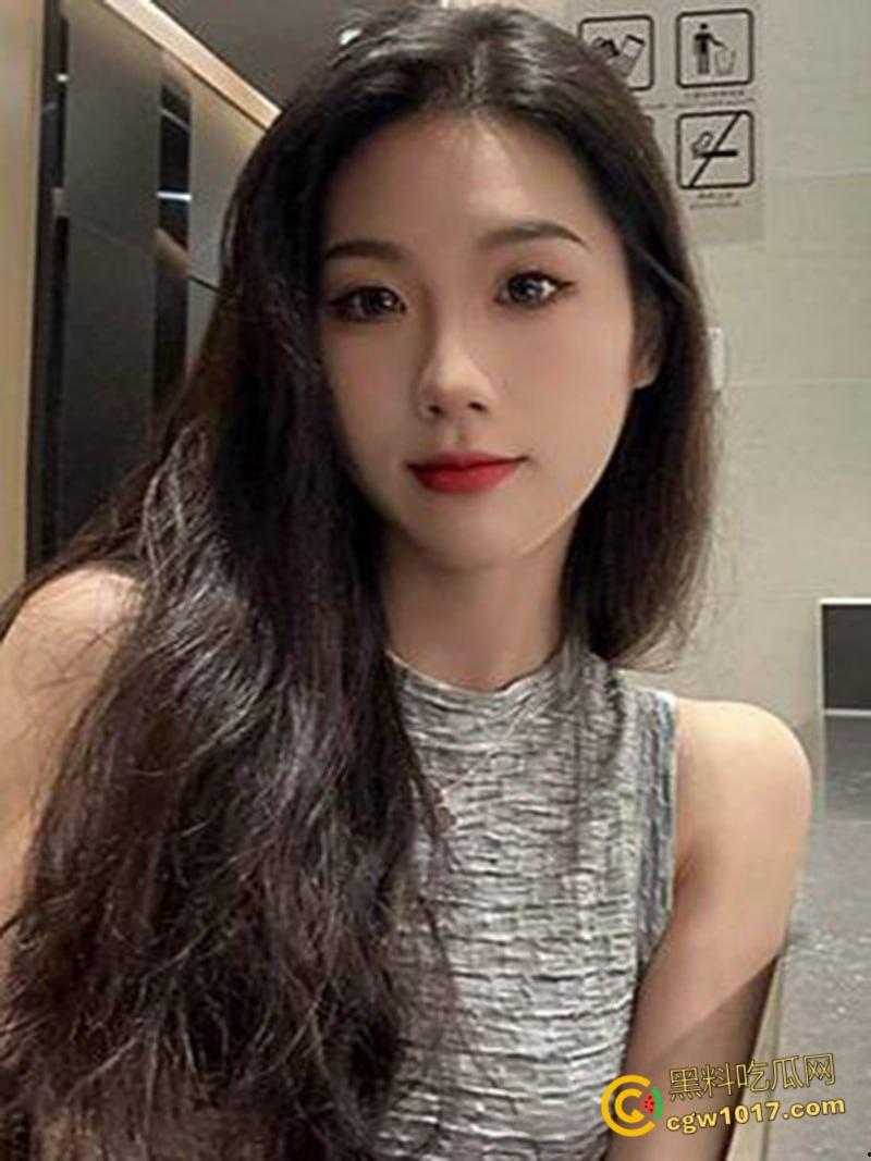 高颜值台球助教【李宇萱】，私下约炮金主被3p调教，情趣短裙包裹娇躯，樱桃小嘴猛吸大屌，后入猛操极品翘臀！