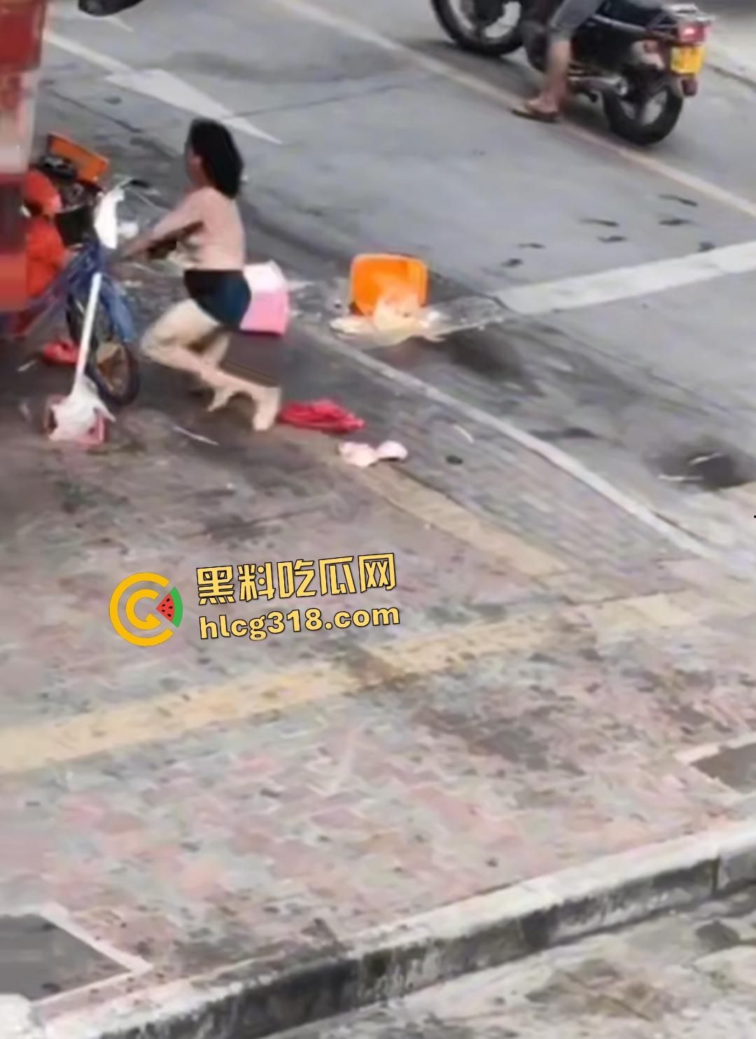 熟女被光头佬老板小鲜肉抛弃街头裸奔，精神崩溃露逼狂奔还给秃头打广告！