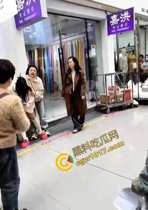 绍兴柯桥轻纺城上演“全武行”, 闺蜜盟友助力，原配怒火中烧，小三惊叫求饶，众人围观，这出闹剧谁是谁非！