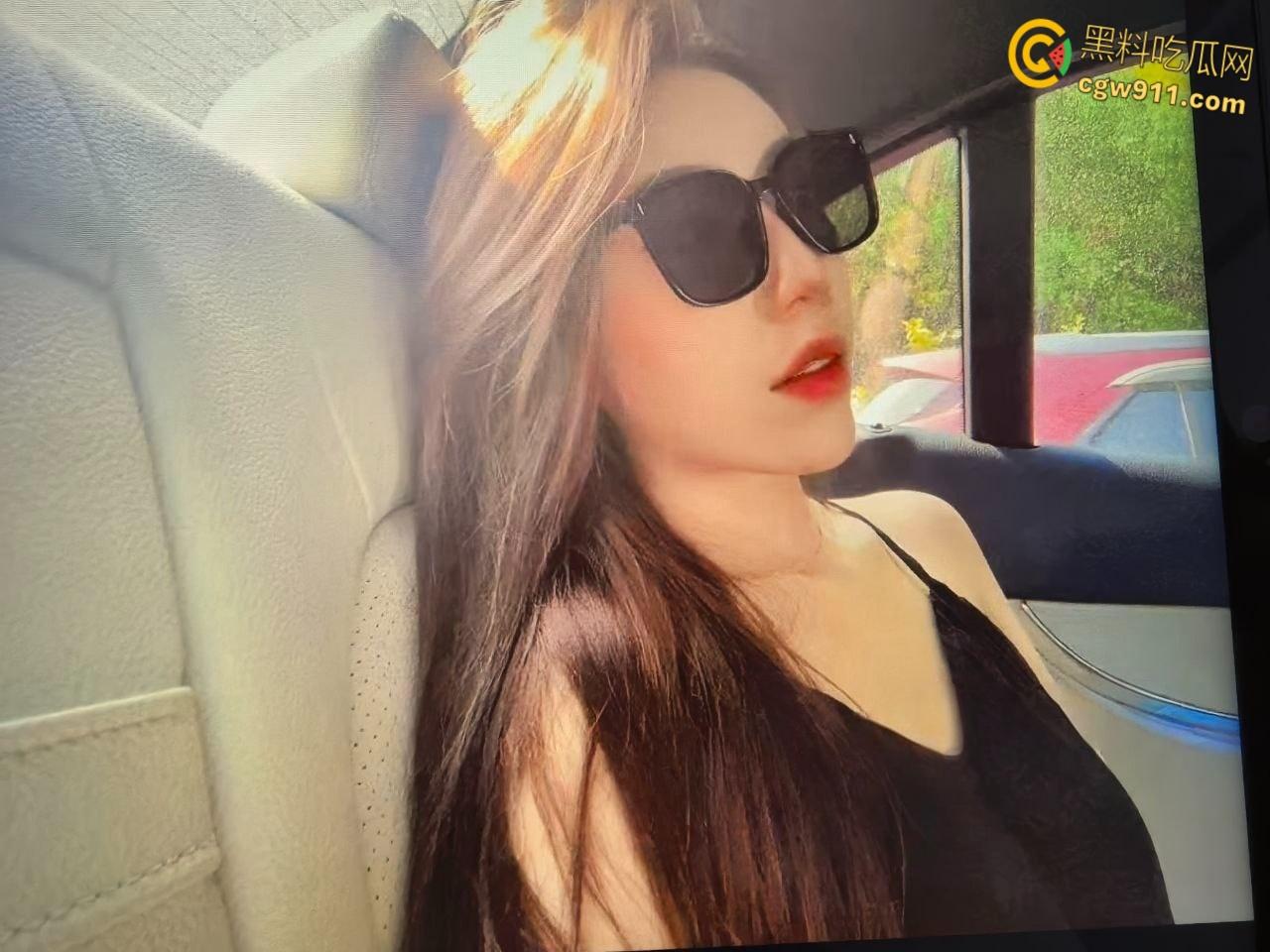 江苏南京银行职员【李丹丹】，高颜值白衬衫气质御姐，女上骑乘疯狂淫叫，还被绿帽癖男友贡献出去 ！