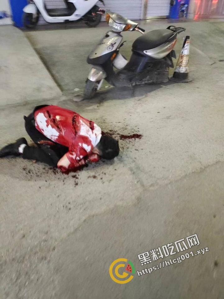 河池都安一男子因 老婆出轨当街化身狂怒刀子砍死情夫 再指着老婆破口大骂