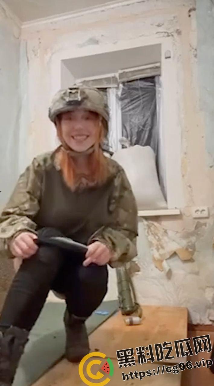 乌克兰女兵战场前线寂寞难耐炮弹自慰！手臂一样粗直接塞进去 就不怕把逼炸烂吗