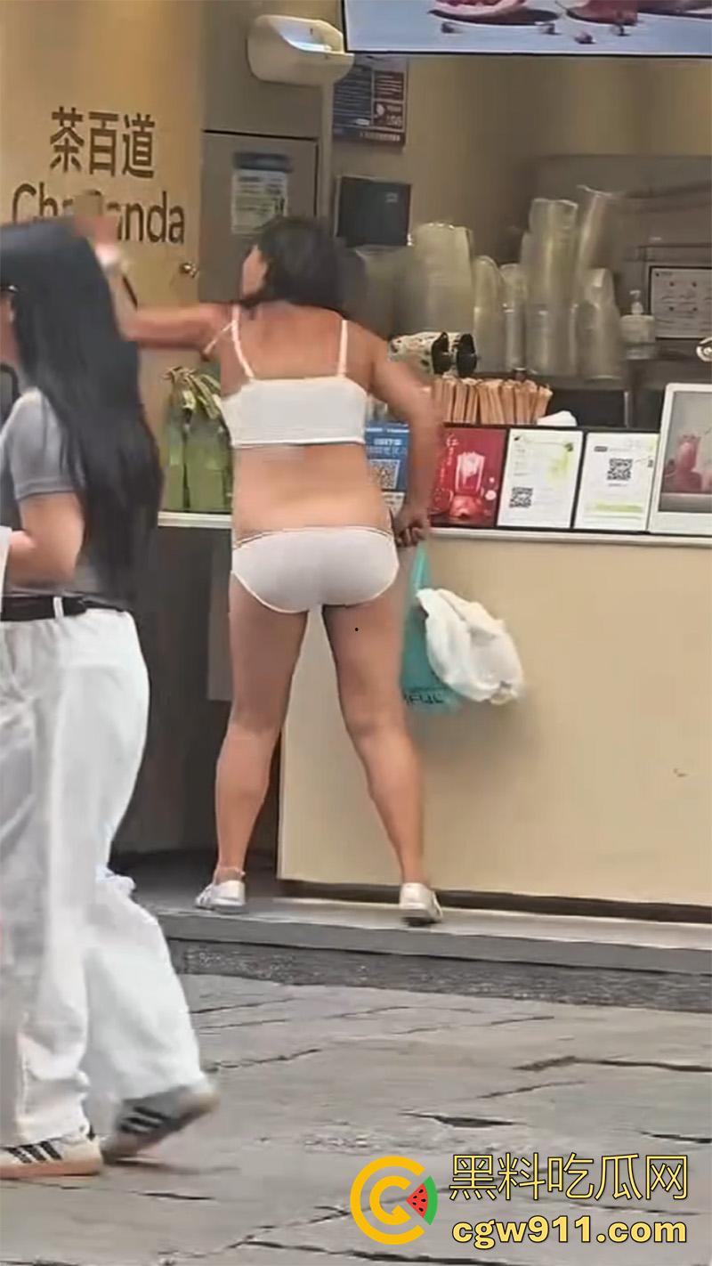 江苏苏州街头裸女，女精神病饭店脱衣，当街裸奔殴打他人，甚至还砸车发疯，有没有那个流浪汉能给带走啊！