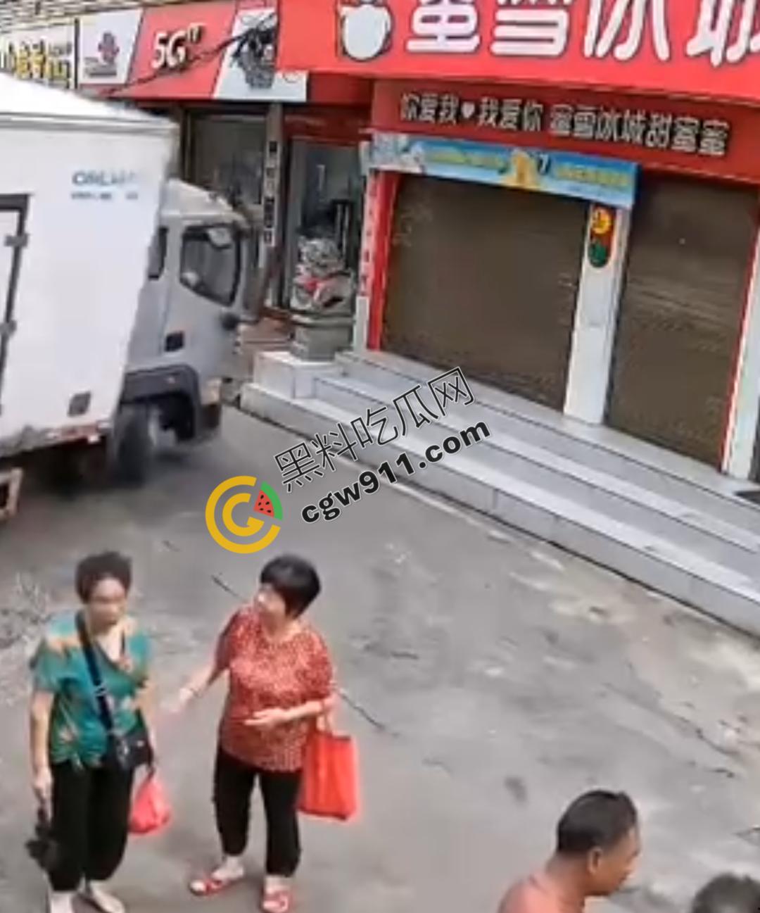 云南勐海惊现失控货车猛撞蜜雪冰城，司机身体严重内伤在地上哀嚎，现场惨烈不忍直视