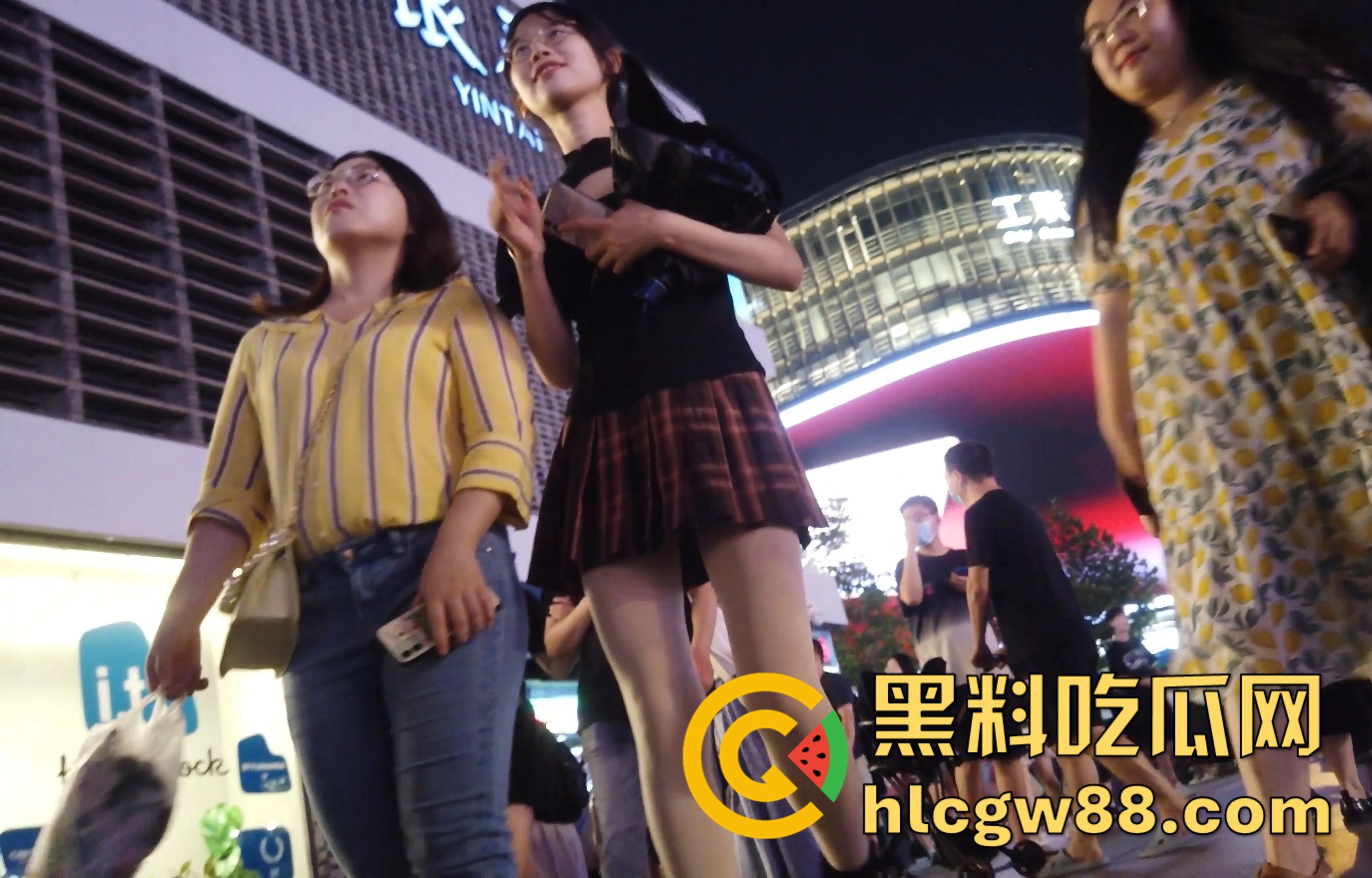 厕抄底大神商场偷拍，洛丽塔JK裙学妹，各种裙底风光，这丁字裤也太骚了，各种户型美穴应有尽有！