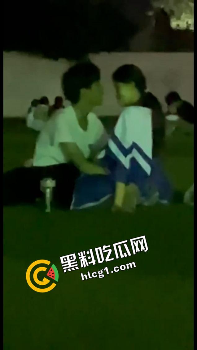 河南经济贸易技术学院 情侣操场发情 大庭广众插进去 同学让我也分享一下你的快乐吧