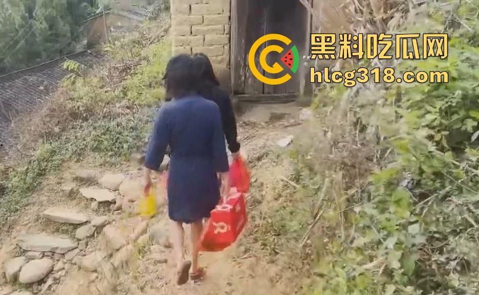 慰问孤寡老人！女子携闺蜜下乡送温暖 换上围裙真空做饭勾引大爷 可惜啊大爷好像不太行！