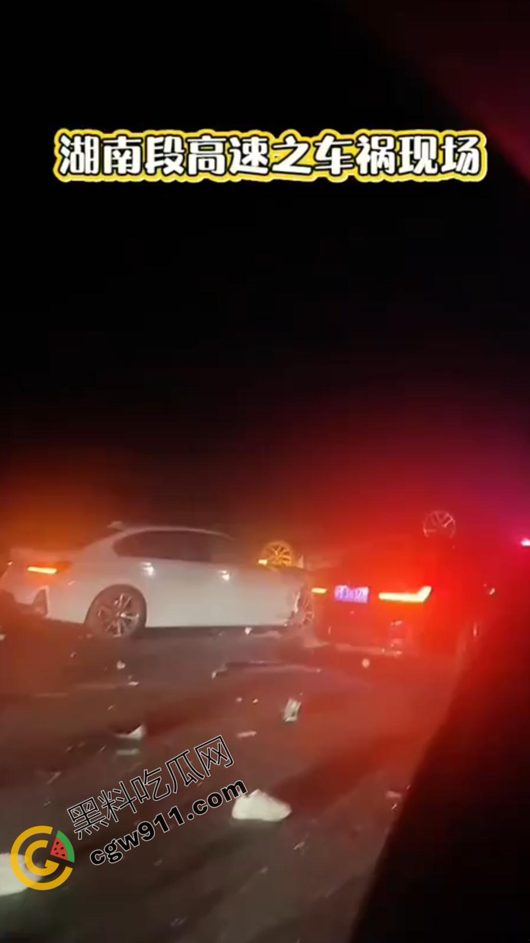 江苏盐城高速连环车祸现场视频曝光！发动机飞落路面激起追尾风暴，车辆如多米诺骨牌般纷纷倾覆