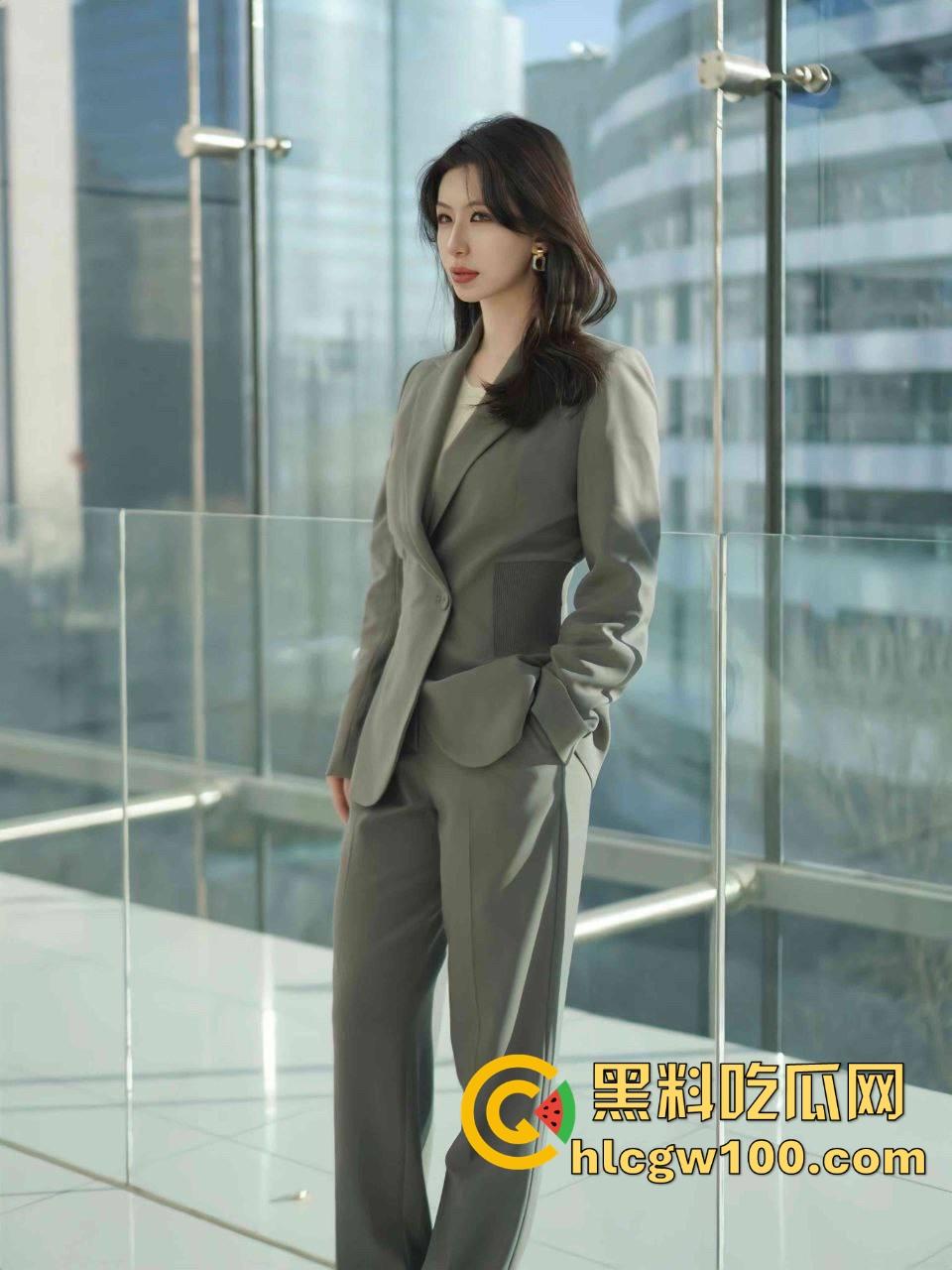 仙人酒配高跟鞋，舔狗狂舔御姐美腿喝脚上流下的酒，恋足控这福利骚到极致，御姐玩的花到离谱！