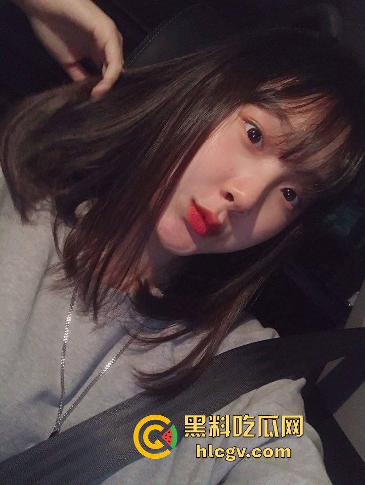 瓜友投稿韩国大一学生妹裸聊！甜美娃娃脸的她，居然洗浴间玩花花裸拍，各种姿势刁钻得让人忍不住拔枪！