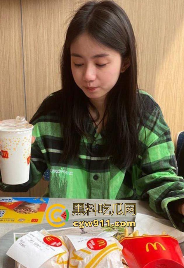 约炮湘潭大学清纯学生妹，被一顿麦当劳拿下开房，颜值甜美身材极品，各种无套花式做爱，被调教成小母狗！