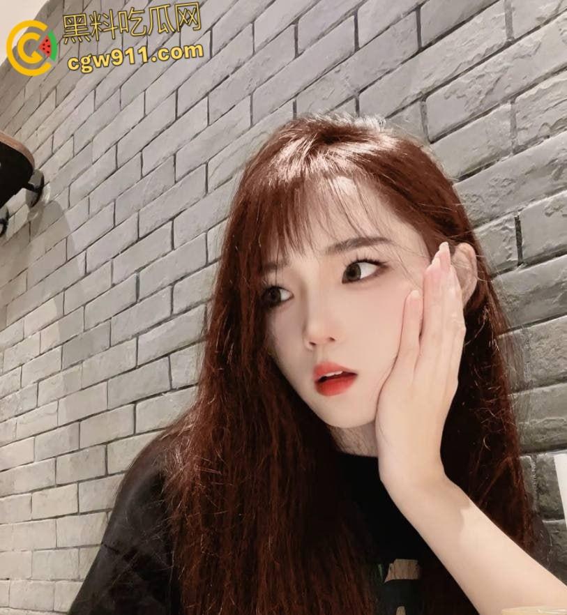 北京理工清纯嫩妹【贺钰】，清纯校花变口交女王，露脸深喉张嘴接精，镜子前翘臀后入狂抽猛插！