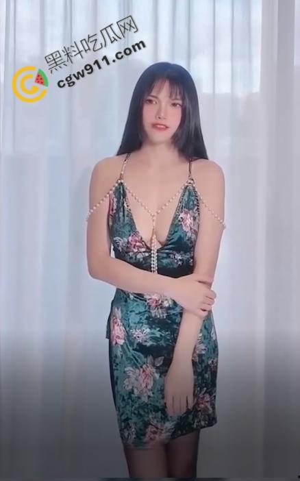 狂野大奶校花被淫荡摄影师诱惑，单男们疯狂失控，现场瞬间变成多人肉宴，极尽淫荡！