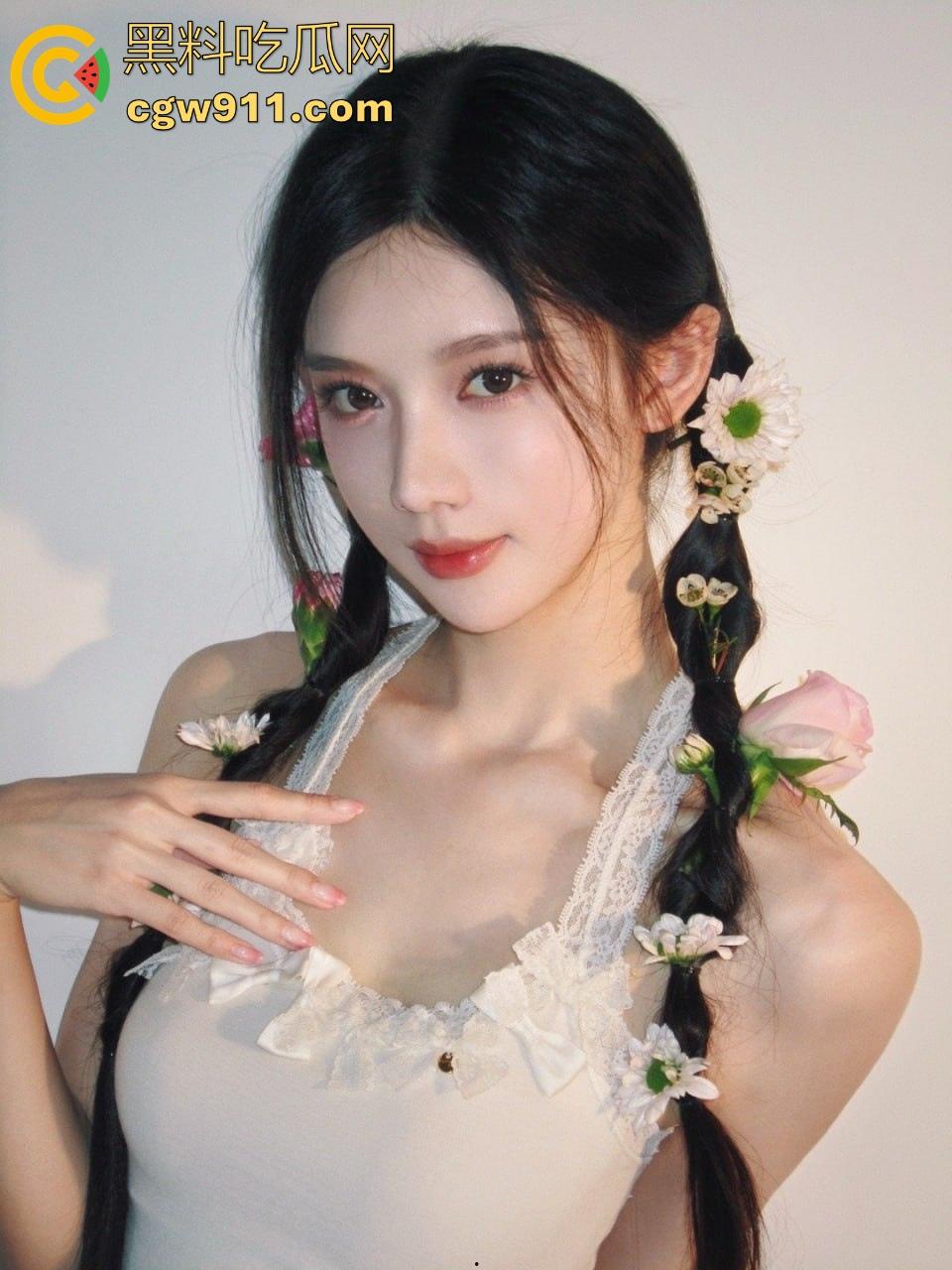 三亚酒店深夜酒店阳台玩露出？不是哥们这么享受的嘛，女友扶栏杆后入，曼妙的身姿在灯光下展现刺激！