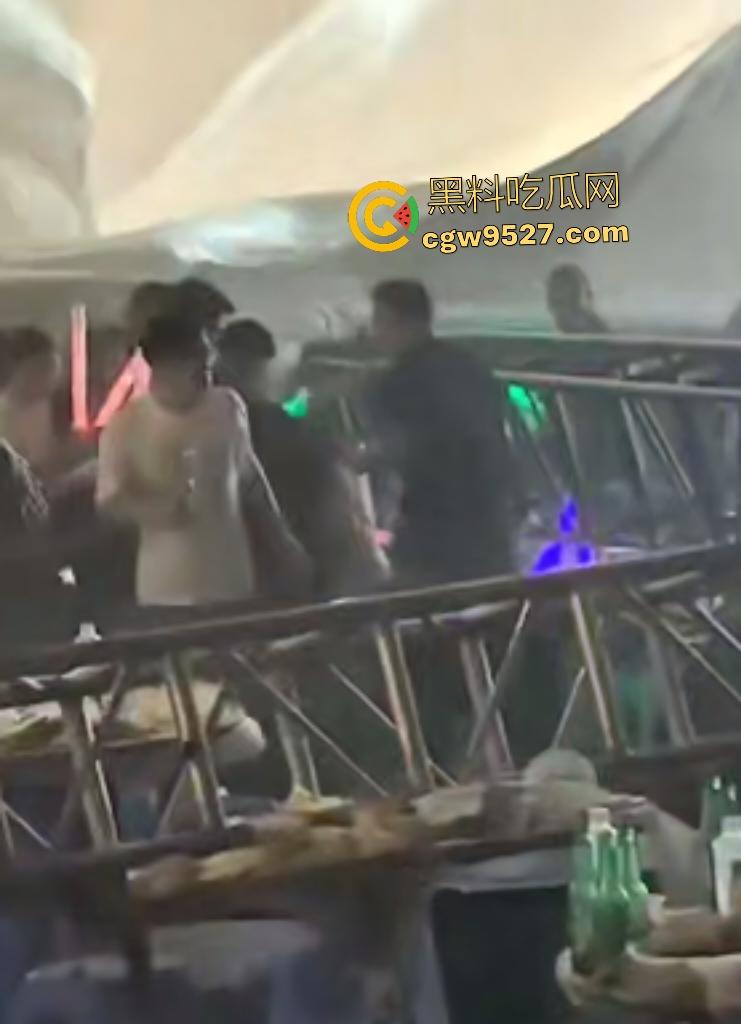 四川绵竹【庄心妍】演唱会舞台坍塌惨剧！铁架子如死神降临砸死2人，场内人就像蚂蚁一样逃窜！