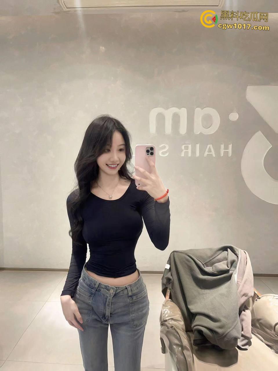 大长腿销售亲姐看我如此燥热，主动脱裤跪地口交，穿着OL制服和圣诞制服，跳蛋玩弄白虎骚穴，被我连续内射两次 ！