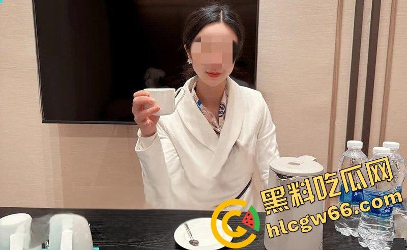 海角乱伦猛神女神节接亲姐下班爆菊狂射，御姐正装掩不住骚魂，嫩后庭喷水操成母狗样！