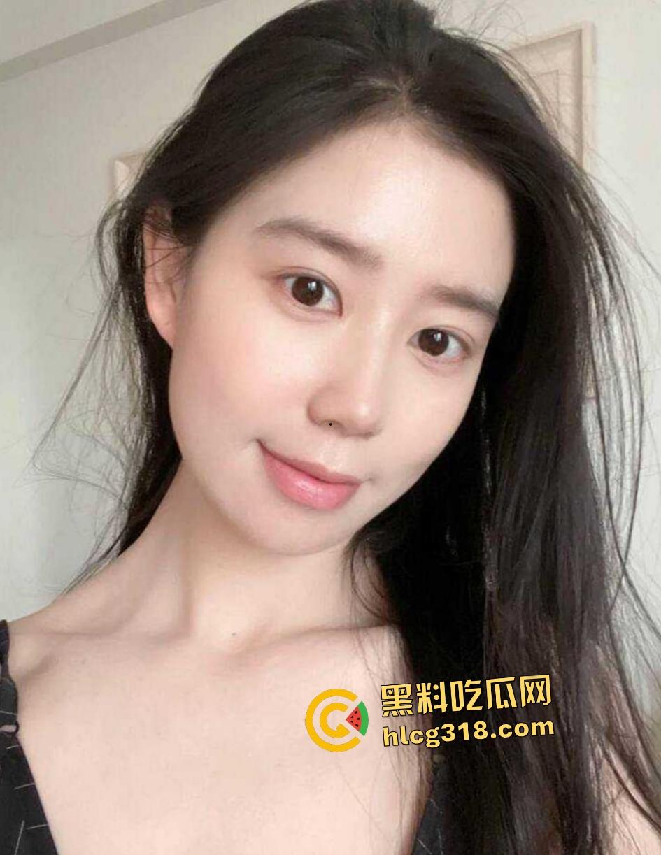 济南少妇【何敏洁】情趣内衣主动扶套插入骑乘，足交伺候富豪老公，墙上“家合"两个字真贴切啊！