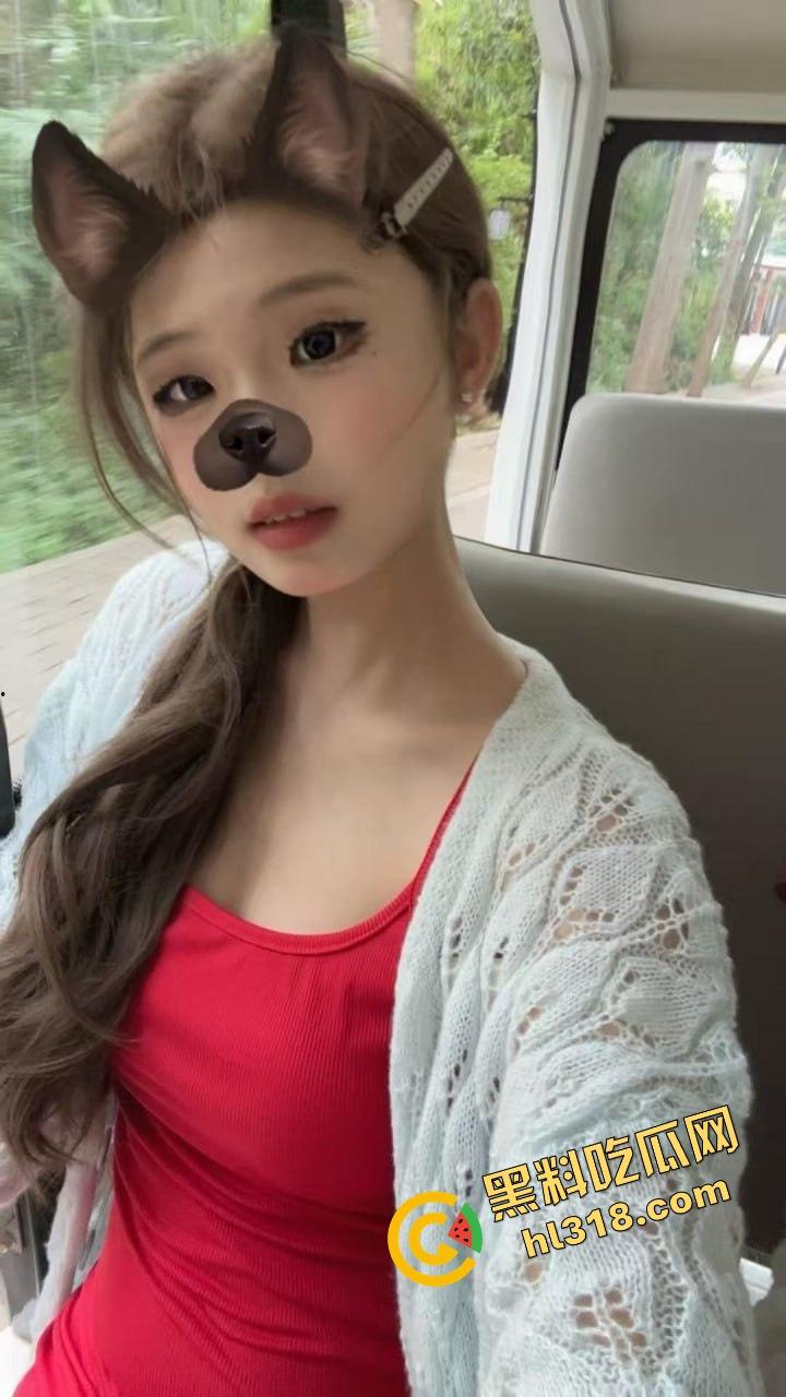 万物皆可插的骚逼女人性欲高到没天理，家里啥都能插，梳子拿来当鸡巴，自己玩得高潮喷水！