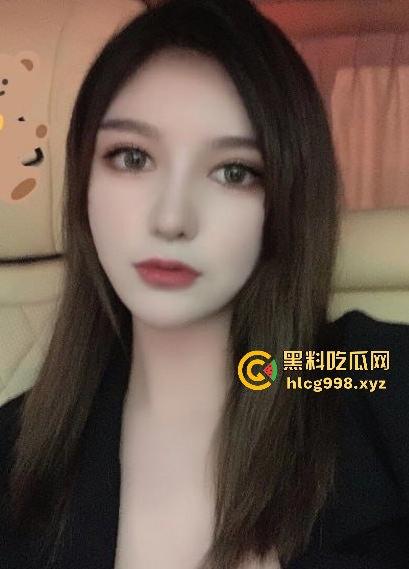 瓜友双飞高端模特爽到飞起！一个吃鸡巴一个舔胸，全程不戴眼罩，骚操作投稿只打私处马赛克！